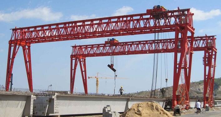 龍門吊門式起重機功率與設(shè)備**性有何關(guān)聯(lián)？