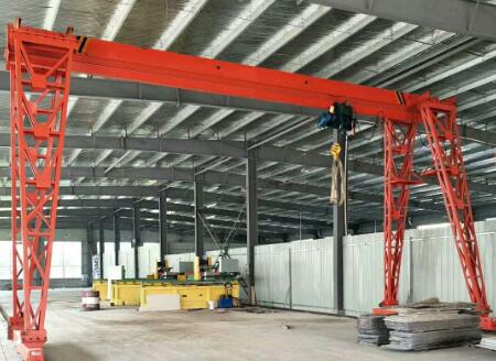 生產車間里的龍門吊 生產車間里的龍門吊