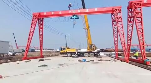 10噸龍門(mén)吊安裝現(xiàn)場(chǎng) 10噸龍門(mén)吊安裝現(xiàn)場(chǎng)