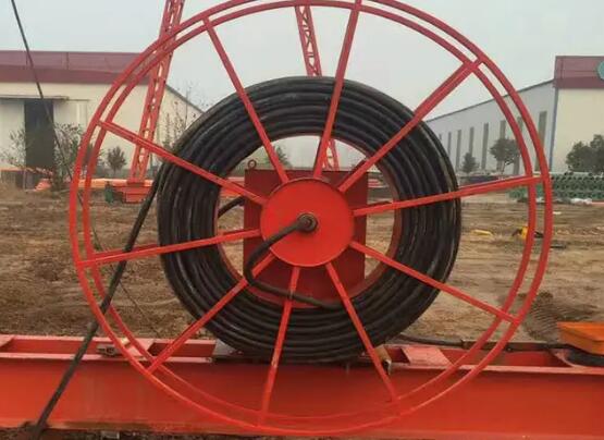龍門吊的龍門吊電纜卷筒的基本工作原理是什么？