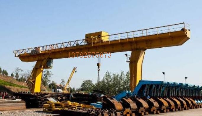 科技含量算不上高,并且它里邊的許多機器設備尤其是電氣控制系統(tǒng)一部分許多本身便是進口的的,歐美國家徹底可以生產(chǎn)制造并且這個東西原本便是西方國家先搞出去運用的,屬于很完善的技術(shù)性沒什么難題,對于歐美國家為什么不搞那你就應當先搞清我們在國外市場關鍵靠哪些,在其中之一便是裝備制造業(yè),裝備制造有別于一般的如車輛之類的工業(yè)用品,他的顧客并不是本人全是組織或政府部門,因此一般來說有較強的講價要素,價錢就成為關鍵的競爭力要素而不是生產(chǎn)量,換句話說它這一領域?qū)儆诠こ绦再|(zhì)的,振華港機我去過多次它的鋼結(jié)構(gòu)一部分使用的是往下工程分包方式它給予工業(yè)廠房,小包工隊工地承包不包料,它按噸數(shù)給承包人清算實際職工的薪水它就不管了,因此在市面上面有極強的價錢空間。 不只是橋吊包含水上原油服務平臺、一般性的商用船舶、大中型的礦井機器設備及其高鐵動車等都屬于這一狀況,國外我們這一類武器裝備工程項目搞得特別多,這種物品你叫西門子PLC這類企業(yè)干它也沒什么問題可是成本費顯而易見,因此你應該知道在工業(yè)生產(chǎn)層面在我國的消費性工業(yè)用品國外基本上沒銷售市場例如*常見的車輛,高精密武器裝備層面也基本上沒銷售市場例如高精密數(shù)控車床,**可以爭奪的便是非標準及其大中型特大型的總包工程類新項目,你說的龍門吊就是這個狀況它是屬于非標底工業(yè)品按要求訂制,懂了吧 盡管并不是干這一行的，但可以簡潔的說一下本人的了解，龍門吊的技術(shù)水平高嗎?可以說不高，還可以說很高。怎么講不高呢，我覺得工業(yè)生產(chǎn)基本比較強的我國只需假如不惜代價，仿冒一個應當都能造出。但造出來以后的品質(zhì)，穩(wěn)定性毫無疑問比不上中國造的好，這也是可以毫無疑問的。由于工業(yè)品中的一切加工工藝，生產(chǎn)加工，拼裝中的一個關鍵點的完善提升都要的時間的累積。 這類累積僅有不斷碰到問題，解決困難才可以獲得。這應當也算得上工業(yè)生產(chǎn)沉積。舉例說明，一樣是車，為什么初期仿冒國產(chǎn)汽車與原裝貨對比質(zhì)量差別這么大呢?非常大一個因素是仿冒只有效仿，不太可能完整的了解每一個螺釘，每一個構(gòu)件如何使用，為什么那么用。這也是為什么工程圖紙一點不低的讓你，你也做不出來的緣故。 中國的龍門吊幾乎處在壟斷性，也用了這些年。各種各樣應用工作狀況，常見故障幾乎都遇到過，如何提高每一個零部件的穩(wěn)定性，降低設備故障率，碰到問題或是常見故障如何解決，龍門吊的生產(chǎn)商這些年的累積都門清，不必小瞧這一點。這全是真實工作經(jīng)驗一點點累積上去的，是任意一個廠商的關鍵技術(shù)，也是使用價值反映。所以說，龍門吊的技術(shù)水平高，就高在這兒。 一個龍門吊正常的維護保養(yǎng)，持續(xù)應用五年，十年幾乎不出常見故障，作出那樣的龍門吊，那就是必須非常高的科技含量。假如只是作出一個能用的龍門吊，但常常出常見故障，必須常常檢修，那么就不用很高的技術(shù)性。因此我就說，歐美國家工業(yè)強國假如想造大中型龍門吊，以它們的工業(yè)生產(chǎn)基本，毫無疑問能造出，可造出來之后，價錢沒優(yōu)點，品質(zhì)又比不上中國的好，市場需求又小，那還造哪些，只有從中國買。 我很承擔責任的說，從基本原理而言要吊裝大噸數(shù)的物品科技含量真不高，例如造2個大鋼塊，造一個非常厚的圈筒，鍍鋅鋼絲繩根據(jù)動滑輪組繞個1000好幾個，1000噸的計算下來也才是多少?初初中過吧! 可是，你需要考慮到具體運用狀況，這類物品你真上來吊可能就上百噸了，有哪些工業(yè)廠房能承擔?還用來應用?還需要不必走動?? 告知你們什么叫做技術(shù)性! 1，滿足需求， 2，方便使用(例如輕量) 3，成本費減少。。 這三點便是一切機器設備的關鍵技術(shù)，就例如哪些數(shù)控車床要德國的，由于他的高精度，達到了要求，中國做不到，因此價錢貴也沒法!