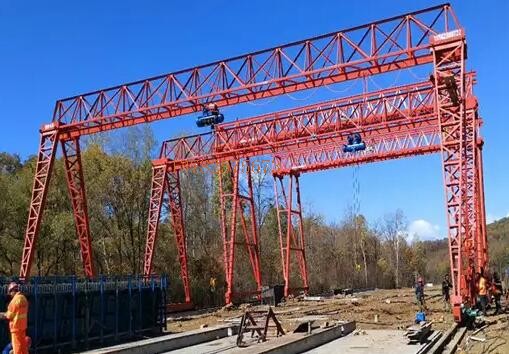 吊鉤門式起重機(jī)是啥？門式起重機(jī)作業(yè)時(shí)怎樣穩(wěn)鉤？