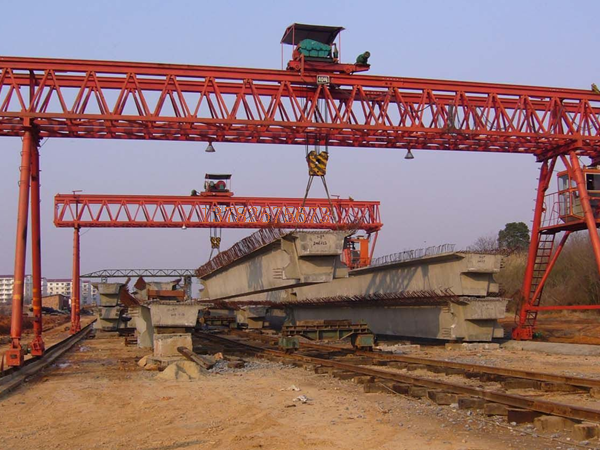 如何正確佩戴個(gè)人防護(hù)裝備進(jìn)行龍門(mén)吊作業(yè)?