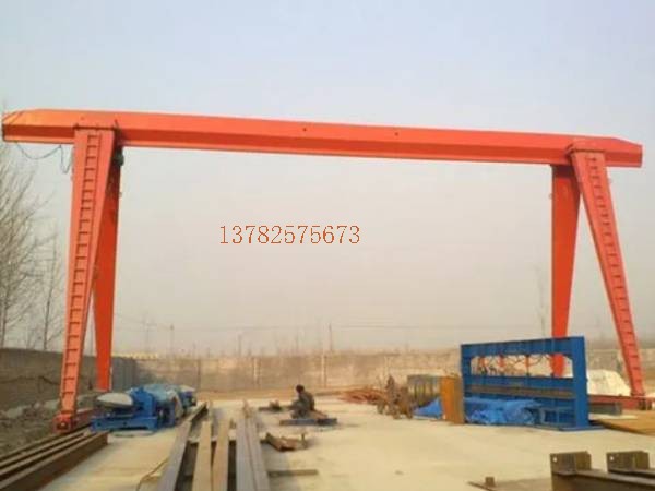 龍門吊**防護(hù)裝置是保障操作人員**的重要設(shè)備，你知道如何使用和維護(hù)嗎？