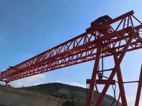 龍門吊門式起重機在作業(yè)時如何確保下方人員的**?