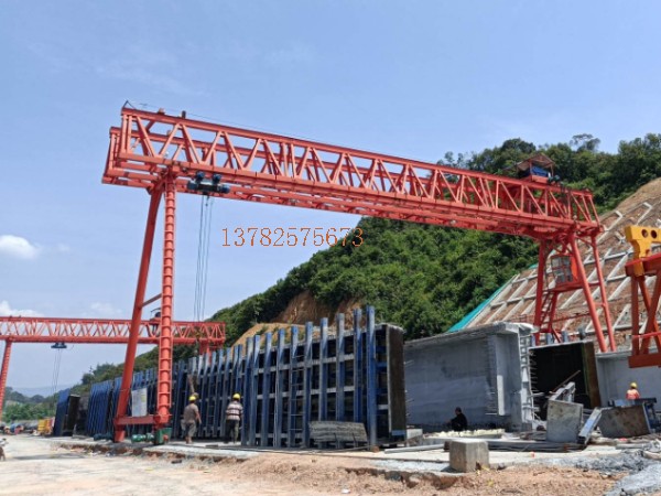 龍門吊門式起重機在遇到突發(fā)情況時應如何應對?